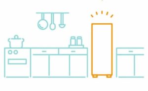 キッチンの壁と棚の隙間にすっきり収まった冷凍庫が、狭い空間でも快適に使える様子を描いたイラスト。