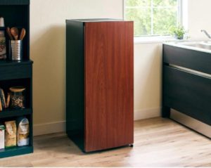 キッチンの細いスペースにピタッと収まるセカンド冷凍庫。実際の生活感ある設置例がリアルに伝わる写真。